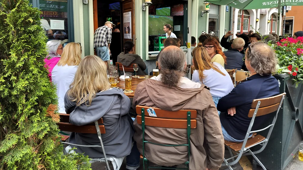 Meciul Germania - Ungaria, prilej de ieșire în oraș pentru nemți. Foto Adevărul 