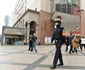 Poliţiştii din China dotaţi cu căşti care pot măsura temperatura corporală a trecătorilor  FOTO Mediafax / Hepta / Zuma Press