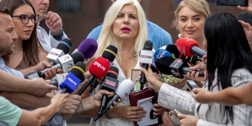 Elena Udrea face declarații de presă la eliberarea din Penitenciarul de Femei Târgșor, Prahova. FOTO Inquam Photos / Ovidiu Micsik
