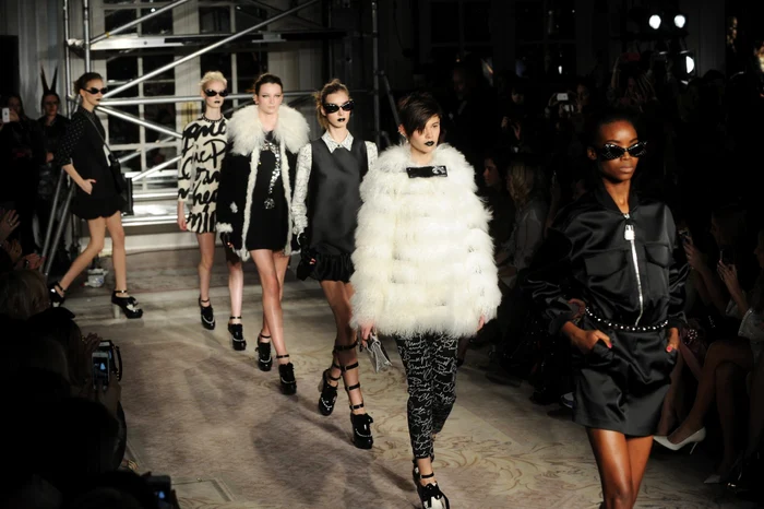 Colecţia Moschino pe podiumul de la Săptămâna Modei de la Londra. FOTO Getty Images