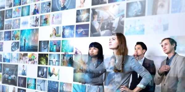 Oameni privind ecrane filme digitalizare grup diversitate Netflix FOTO Shutterstock