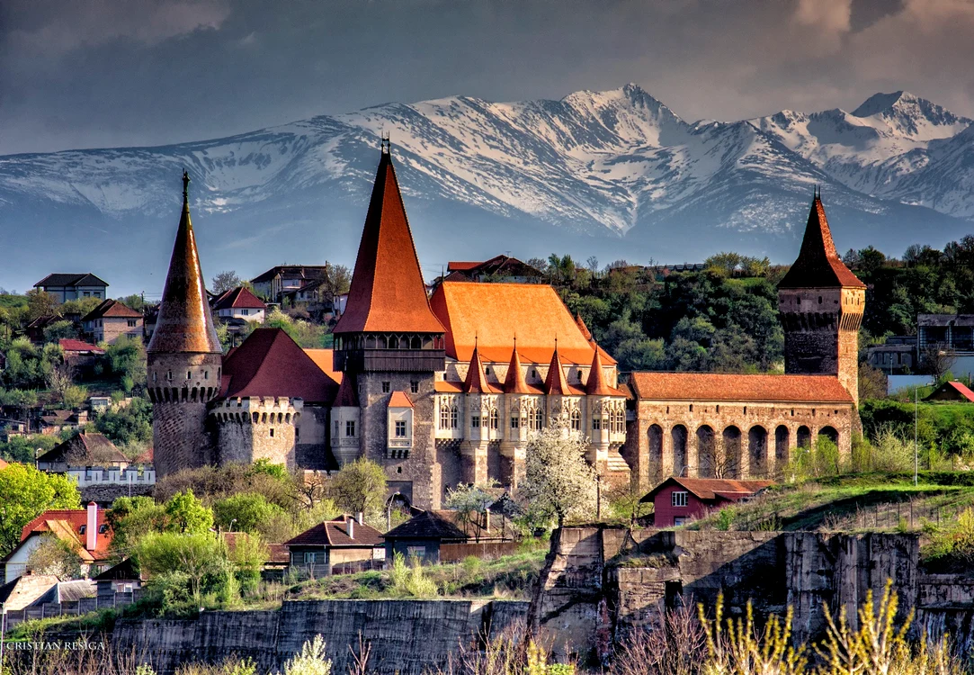 Castelul Corvinilor și Retezatul. Foto: Cristian Resiga