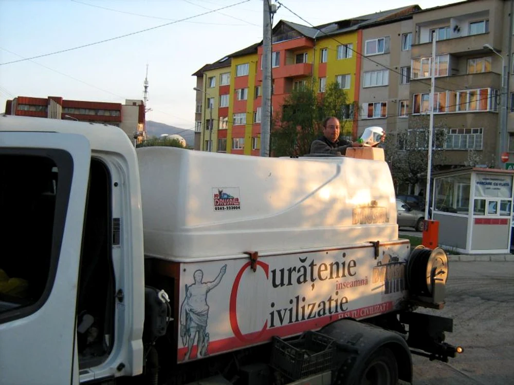 Pentru parfumarea străzilor din municipiu se foloseşte deodorant importat din Olanda.
