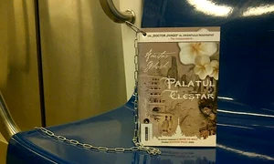 Cărţile amplasate în vagoanele de metrou au fost furate, în ciuda faptului că au fost legate cu lanţuri jpeg