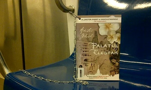 Cărţile amplasate în vagoanele de metrou au fost furate, în ciuda faptului că au fost legate cu lanţuri jpeg