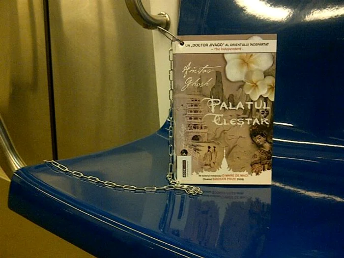 Cărţile amplasate în vagoanele de metrou au fost furate, în ciuda faptului că au fost legate cu lanţuri