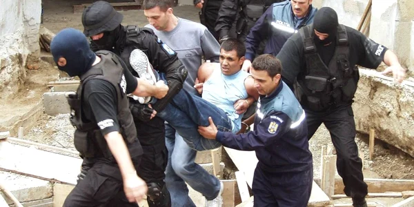 Imagine de arestarea unuia dintre membrii grupării