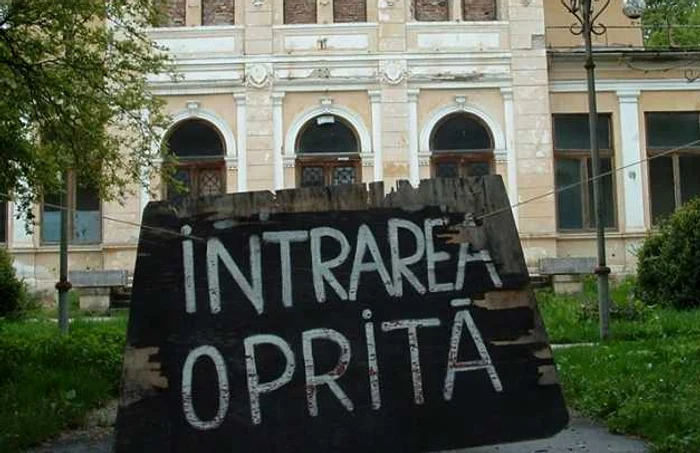 Clădirile revendicate ajung, de multe ori, ruine până la limpezirea statutului juridic FOTO Adevărul