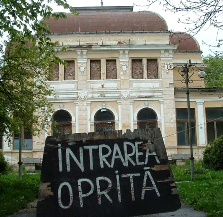 Clădirile revendicate ajung, de multe ori, ruine până la limpezirea statutului juridic FOTO Adevărul