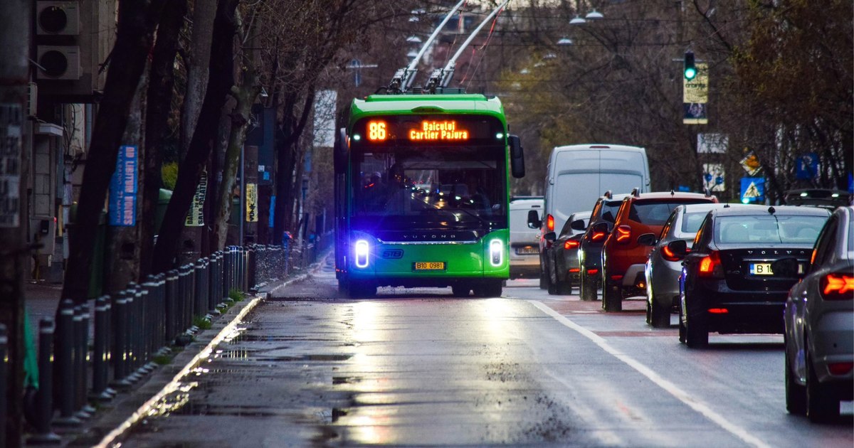 Bărbat reținut după ce a agresat sexual o tânără într-un troleibuz din București. Ce i-ar fi spus victimei