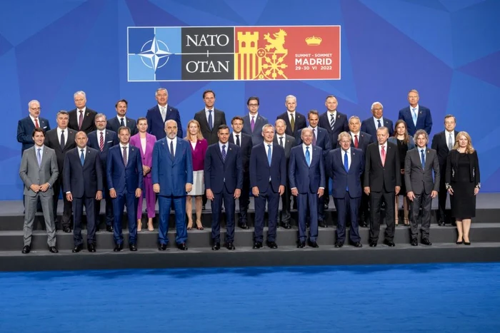 Fotografia de familie a liderilor NATO participan'i la summit-ul de la Madrid