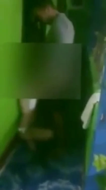 Cel care i-a descoperit s-a înfuriat și i-a filmat