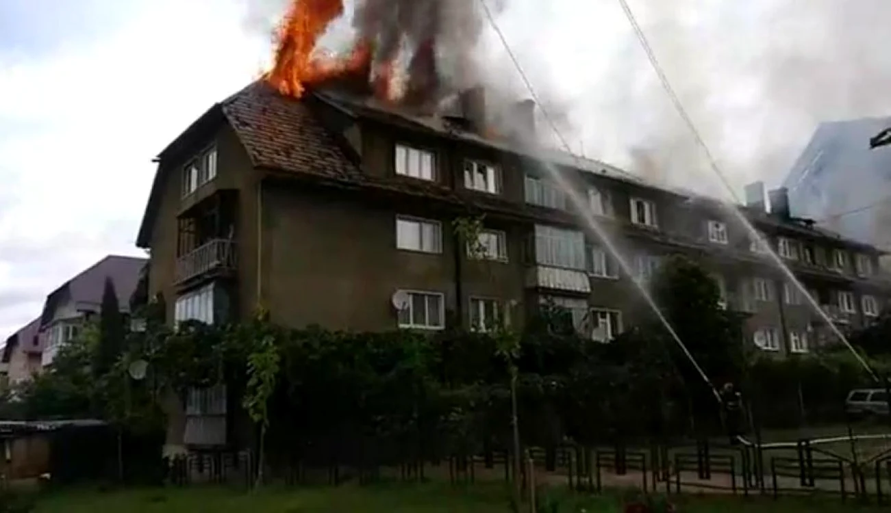 Flăcările au distrus acoperişul blocului aproape în totaliate
