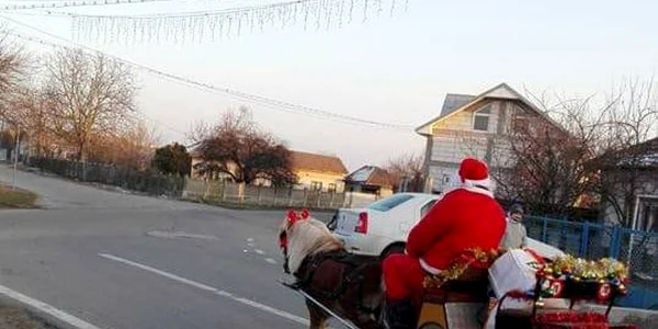 moş crăciun cu poneii