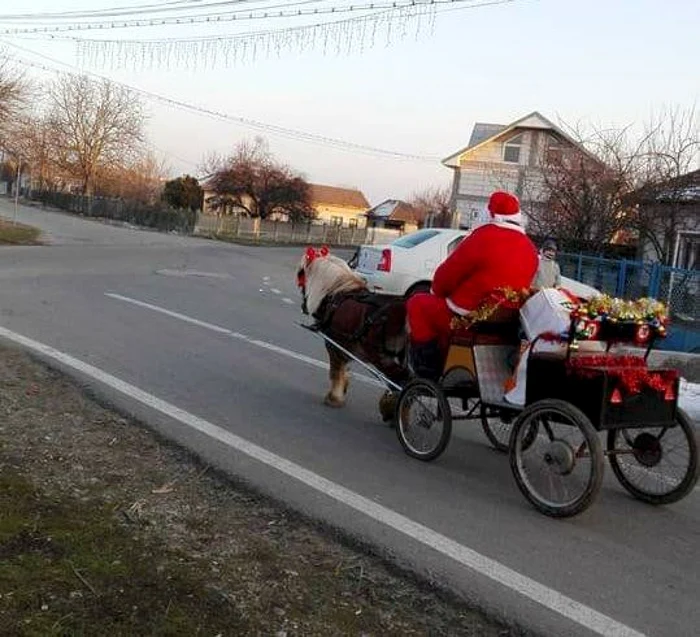 Moş Crăciun şi Arthur pornesc să împartă darurile încă din după-amiaza zilei de 24 decembrie FOTO. arhiva personală Lucian Ioja