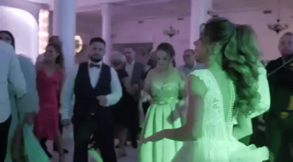 Glumă de 20.000 euro: mirele scăpat din braţe de nuntaşi i-a dat în judecată VIDEO