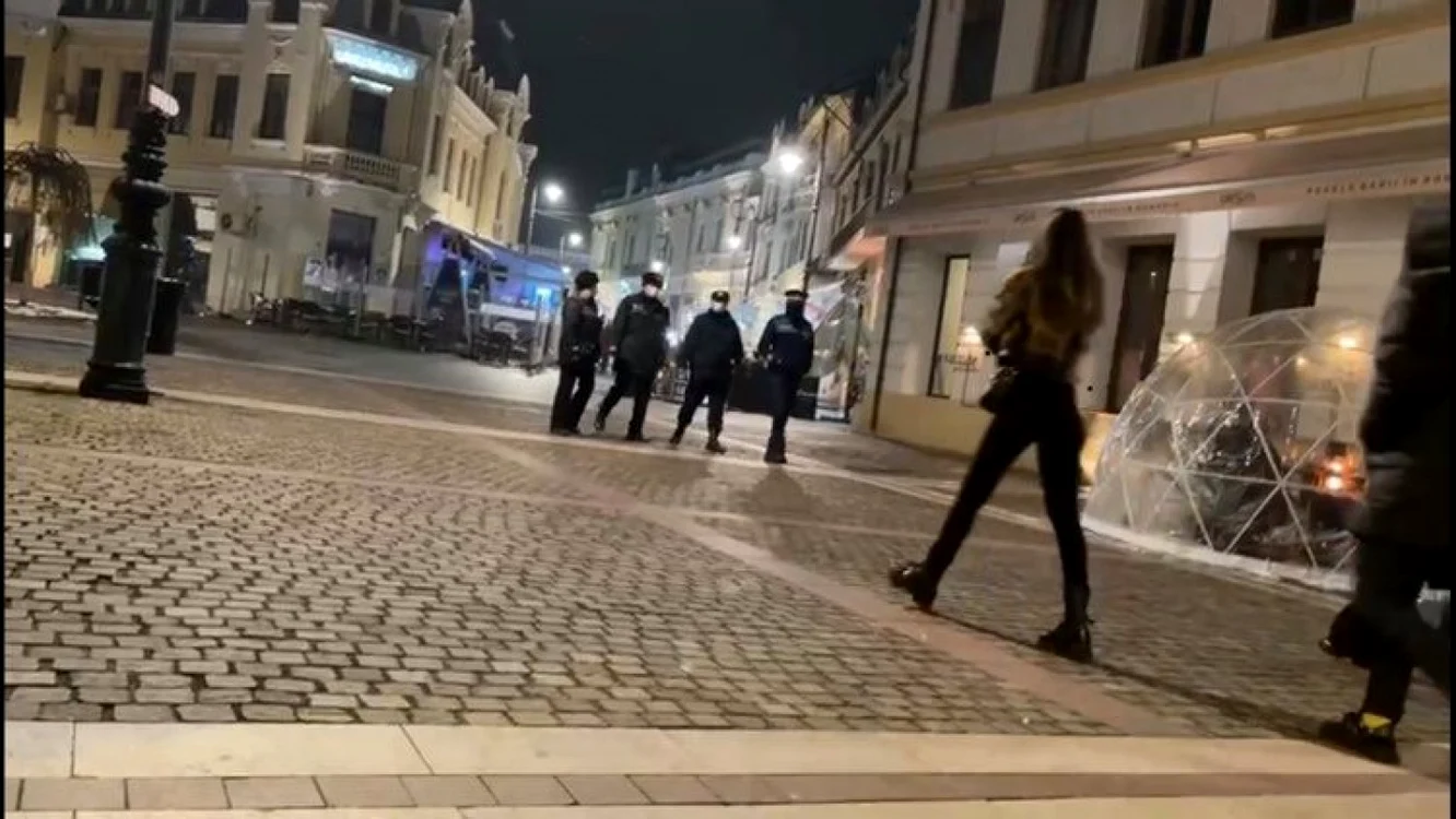 Unul dintre echipajele de poliţie care a trecut prin faţa localului Captură video