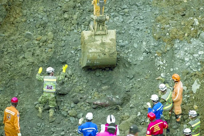 Sute de oameni din 4 judeţe au fost evacuaţi, după ce viitura a năvălit peste casele lor (FOTOGRAFII: informatiadeseverin.ro, adevarul.ro)