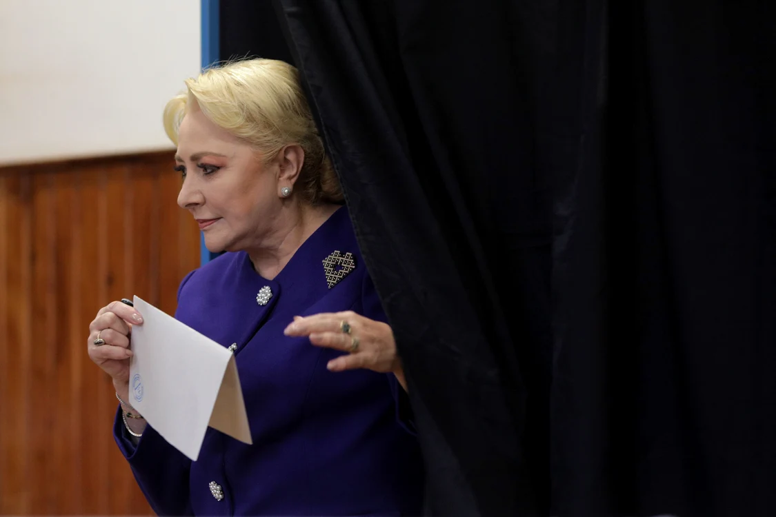 
    Vicepremierul Raluca Turcan a purtat un pardesiu camel la votfoto: Inquam Photos  