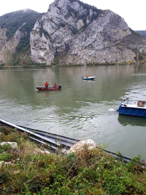 Pompierii au căutat timp de 24 de ore cadavrele oamenilor aflaţi în maşină FOTO ISU Caraş Severin