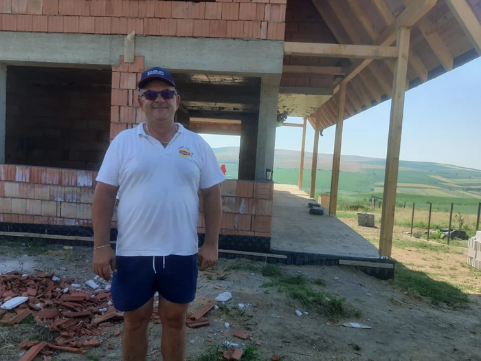 Vasile Roman lucrează la casa fiului său pe o parcelă gratuită. FOTO: R.F.