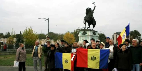 În jur de 30 de oameni s-au adunat la statuia Regelui Carol, la 25 octombrie, în timp ce Regele Mihai  îşi ţinea discursul în Parlament