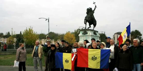 În jur de 30 de oameni s-au adunat la statuia Regelui Carol, la 25 octombrie, în timp ce Regele Mihai  îşi ţinea discursul în Parlament