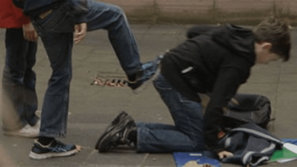 Soluții pentru violența școlară: Colaborarea la nivel local și informarea elevilor și părinților