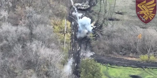 Momentul în care un soldat ucrainean a distrus un tanc rusesc FOTO Captură Video  jpg