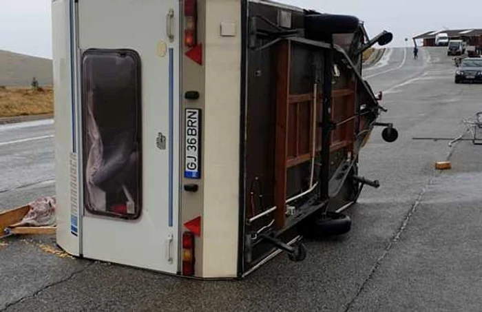 O rulotă a fost răsturnată de vântul puternic FOTO: facebook.com/nelutz.stanciulescu