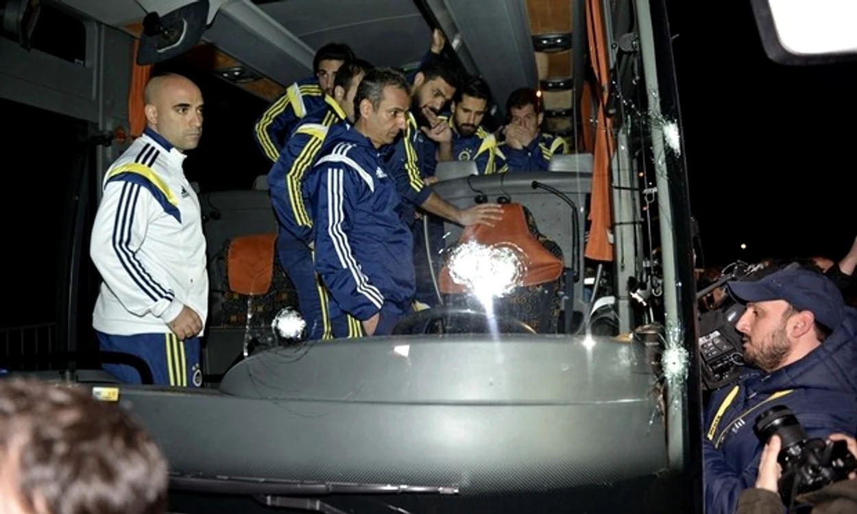 
    Autocarul echipei Fenerbahce, ţinta unui atac. Din fericire, toţi jucătorii, dar şi şoferii, au scăpat cu viaţăFoto: ziaruldeiasi.ro  