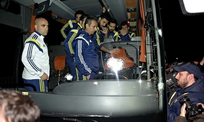
    Autocarul echipei Fenerbahce, ţinta unui atac. Din fericire, toţi jucătorii, dar şi şoferii, au scăpat cu viaţăFoto: ziaruldeiasi.ro  