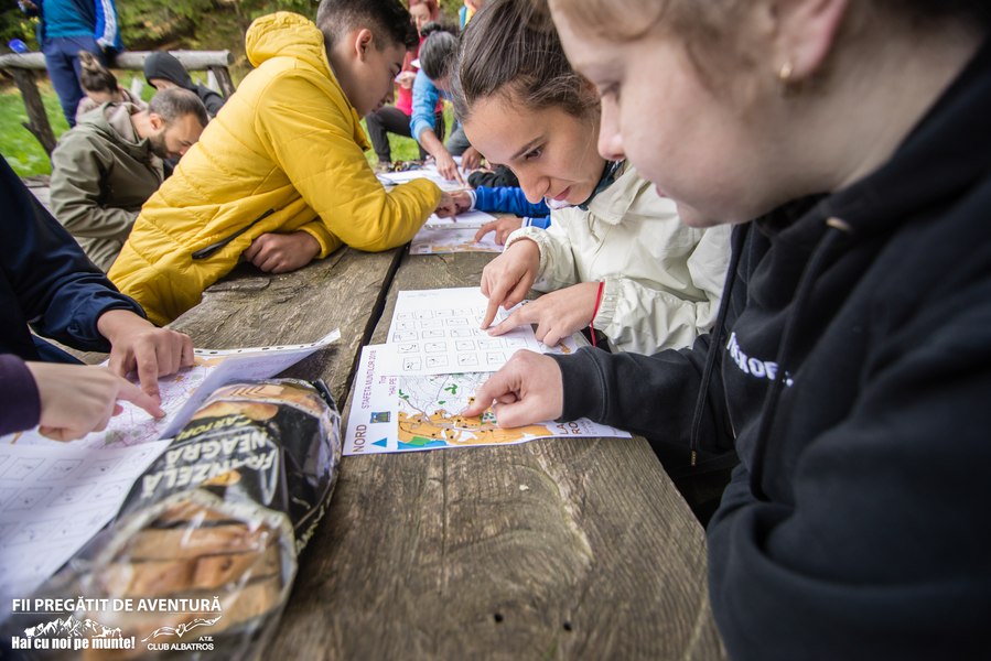 Lecții de educație montană pentru tinerii care vor să cunoască natura. Ce învață cursanții despre conduita și orientarea pe munte