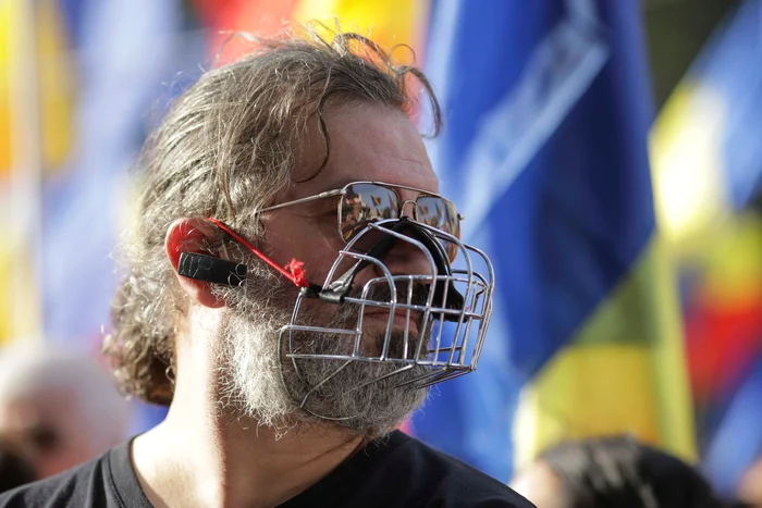 Manifestanții compară masca de protecție cu „botnița”