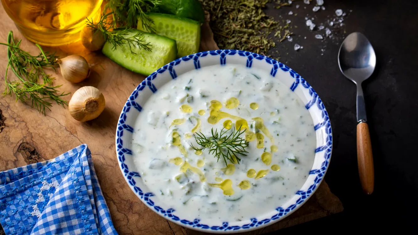 Tzatziki de casă, ca la o tavernă grecească. 