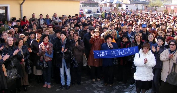 Peste 800 de profesori buzoieni au pichetat inspectoratul