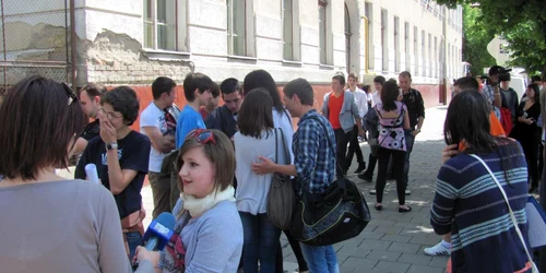 Elevii ”profesorului porno” din Târgu-Mureș au ieșit în stradă ca să-i apere imaginea