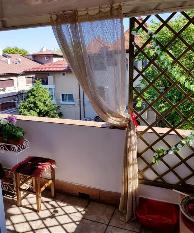 Panourile din lemn și perdeluțele au transformat total terasa