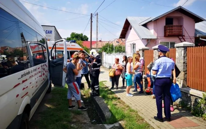 Trei femei şi un bărbat au fost răniţi în timpul impactului dintre cele două maşini FOTO ISU Prahova