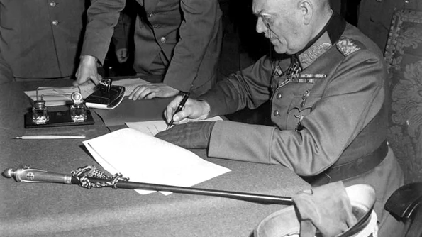 9 mai: La cartierul general sovietic din Berlin se semnează actul de capitulare necondiţionată a Germaniei – sfârşitul celui de–al Doilea Război Mondial jpeg