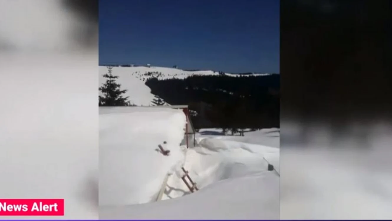 
    Zăpadă de 3 m în stațiunea montană Vârful lui RomanFoto: captură video/ Bitza Varlam Facebook  