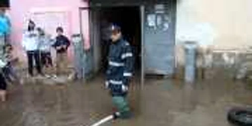 Pompierii au scos apa din mai multe scări de blocuri din cartierul Păcii