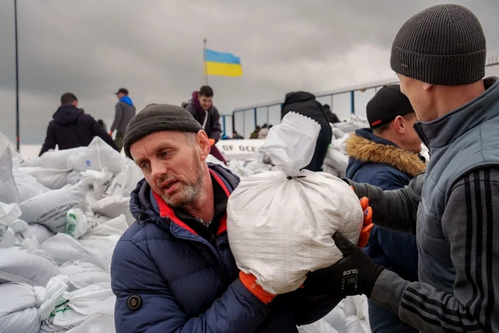 Femeile din Odesa împletesc plase de camuflaj în timp ce se roagă pentru siguranţa copiilor lor aflaţi în primele linii.