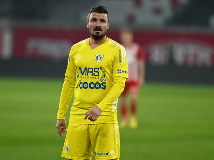 Budescu își ascunde burta sub tricou. Foto Sportpictures