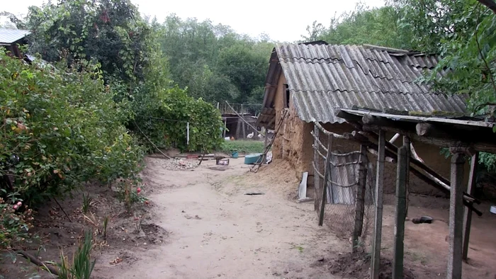 Casa din satul vasluian unde a avut loc toxiinfecția alimentară care a ucis un copil de 11 ani