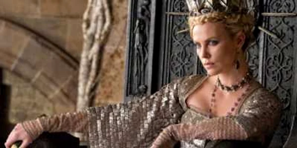 Charlize Theron, în rolul Reginei cea Rea. Foto cinemagia.ro