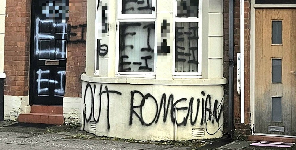 „Afară cu românii”: mesajul motivat de ură scris pe o casă din Belfast, investigat de Poliție