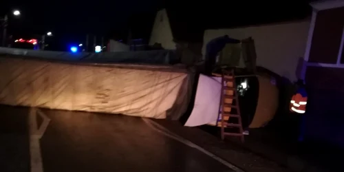 Imagini de coşmar pe DN 14 în Axente Sever - Sibiu în urma coliziunii dintre un TIR şi o maşină o persoană a murit Foto Adevărul