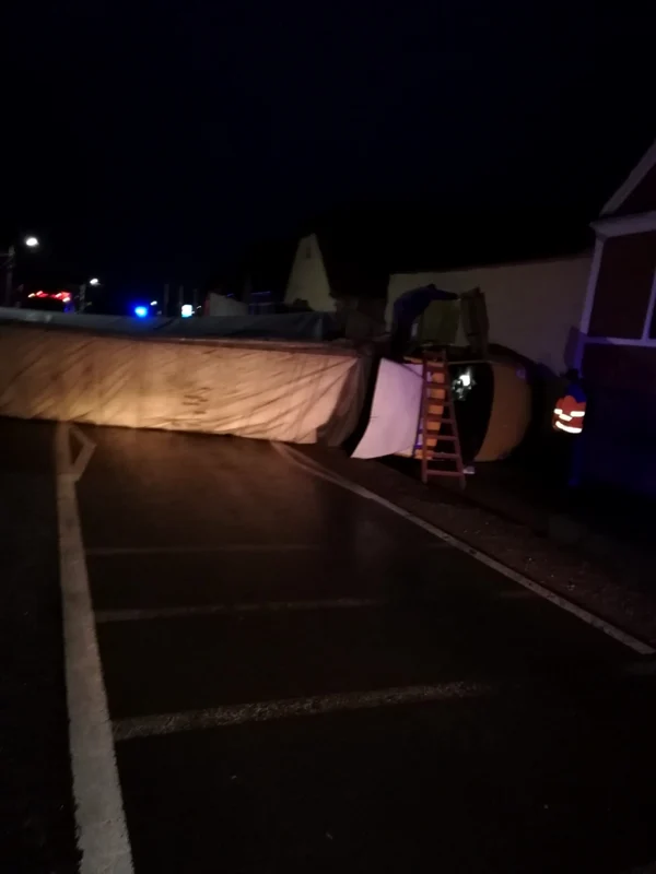 Imagini de coşmar pe DN 14 în Axente Sever - Sibiu în urma coliziunii dintre un TIR şi o maşină o persoană a murit Foto Adevărul