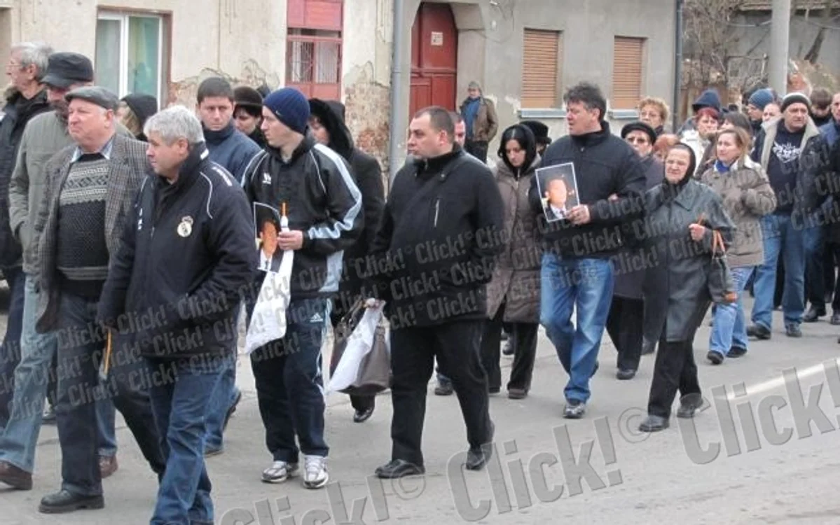 Taximetristul Florin Panea, ucis de un client, a fost condus pe ultimul drum. (Foto: Ştefan Both)
